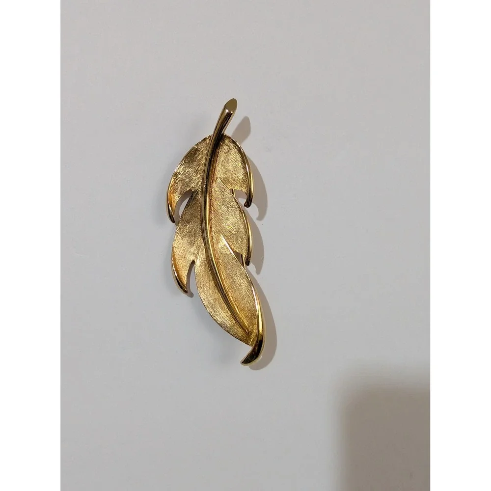 Vintage Gold Tone Textured Feather Brooch Pin Botanical Nature Jewelry